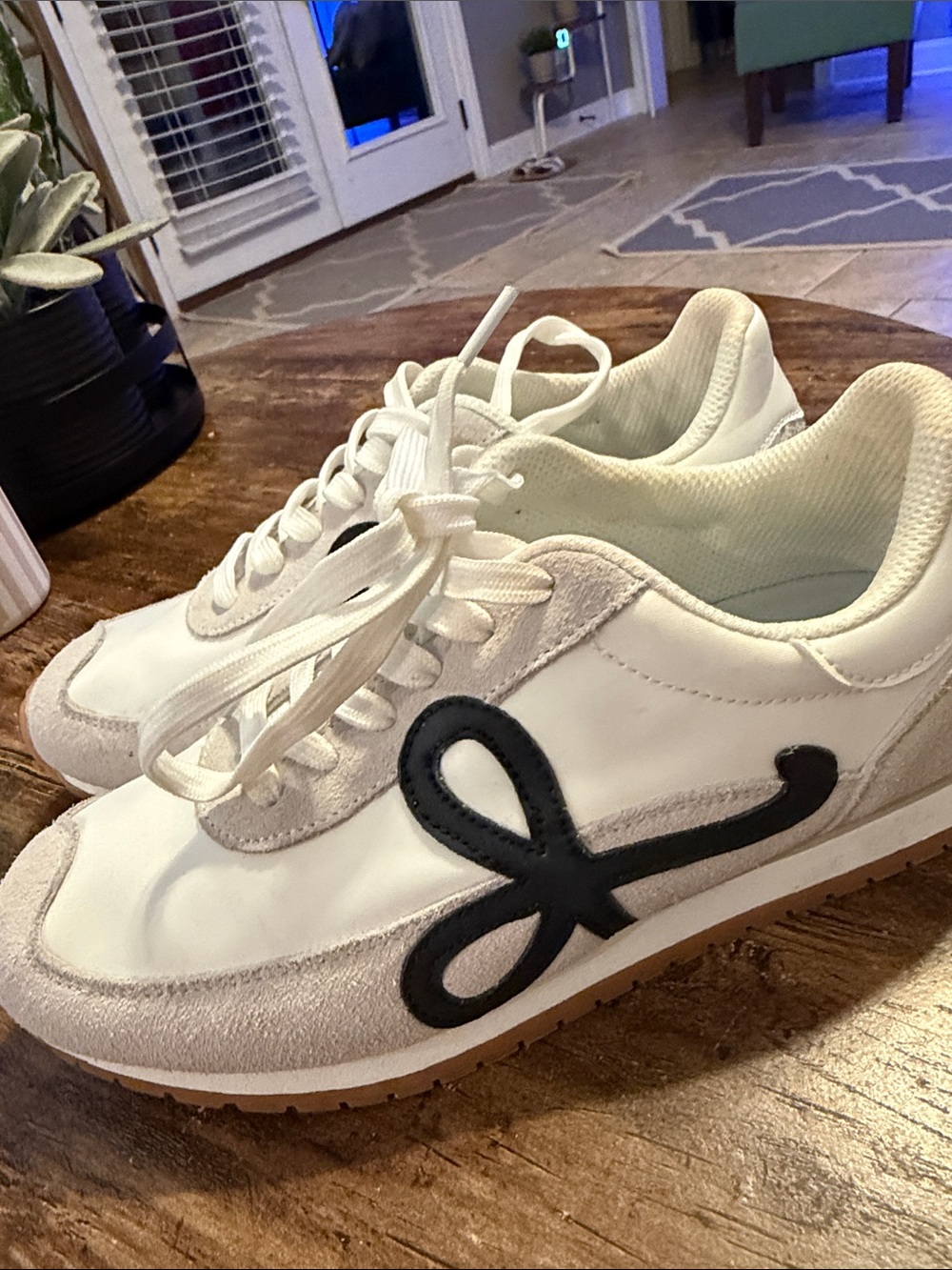 Women’s White Lace-Up Sneakers with Black Loop Accent. Worn once. Sz8 - Picture 7 of 8